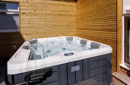 York House | Walpole House - Hot Tub, Games Room, Sleeps 12