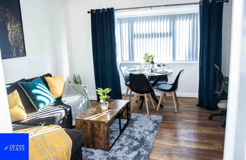 Walsall House | Walsall, 3-Beds, Sleeps 8, Groups & Contractors