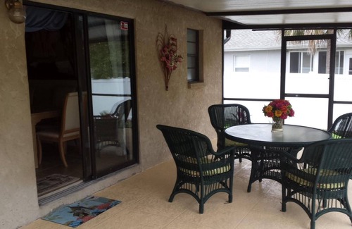Vamo House | Warm and inviting home in a perfect location to explore nearby attractions.