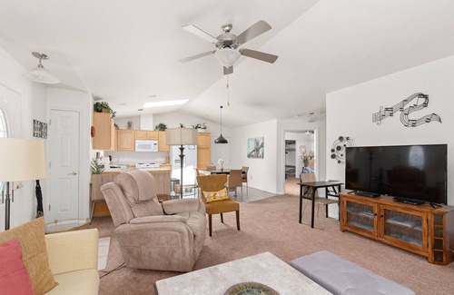 Grants Pass Cottage | WARM AND INVITING, PEACEFUL No steps, Wide doorways , Recliner, Garage