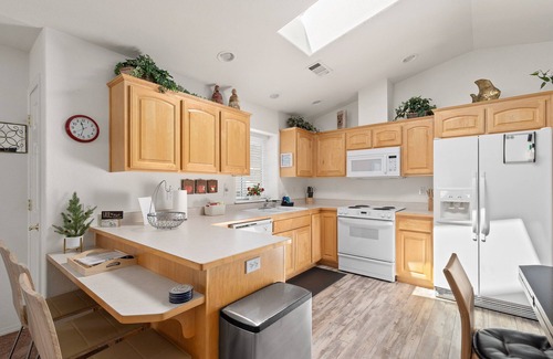 Grants Pass Cottage | WARM AND INVITING, PEACEFUL No steps, Wide doorways , Recliner, Garage