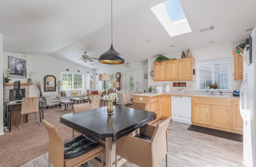 Grants Pass Cottage | WARM AND INVITING, PEACEFUL No steps, Wide doorways , Recliner, Garage