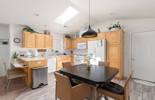Grants Pass Cottage | WARM AND INVITING, PEACEFUL No steps, Wide doorways , Recliner, Garage