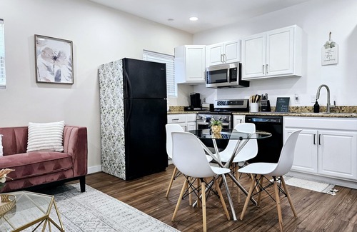 Dallas House | Warm & Cozy 2BR/1BA, 5 minutes to White Rock Lake!