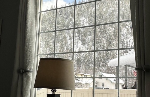 Kellogg House | Warm, friendly, Mountain View’s, 5gig, Restaurants, Covered porch/fire table