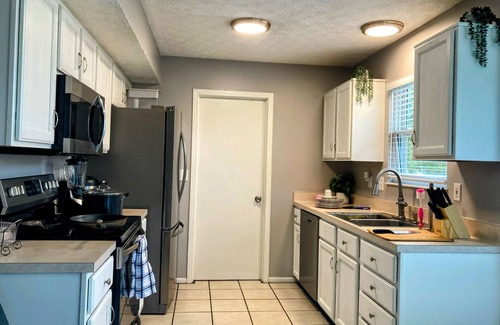 Reynoldsburg House | Warm haven 3-bedroom house in Reynoldsburg with AC, WiFi. Minutes from downtown.