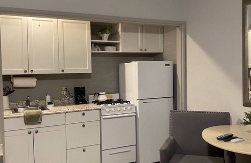 Warm Mineral Springs Apartment | WARM MINERAL SPRINGS MODERN WATERFRONT STUDIO