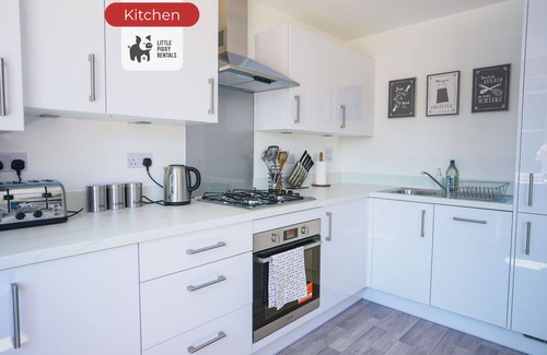 Peterborough Apartment | Warm Modern Flat | 2x Parking | Wi-Fi | Smart TV