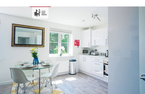Peterborough Apartment | Warm Modern Flat | 2x Parking | Wi-Fi | Smart TV