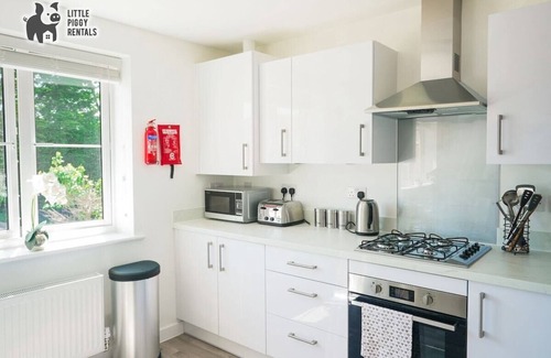 Peterborough Apartment | Warm Modern Flat | 2x Parking | Wi-Fi | Smart TV
