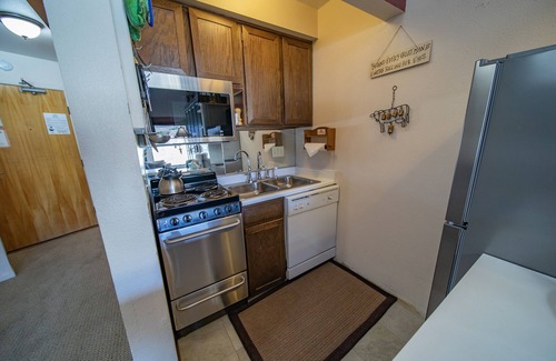 Lakeside Village Condo | Warm & Spacious condo with free shuttle & hot tub