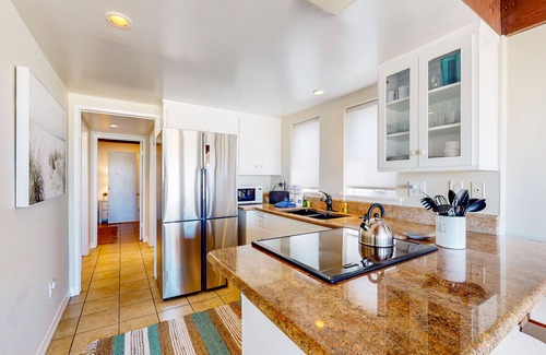 Old Towne Condo | Warming single-level beachfront condo home with full kitchen & patio