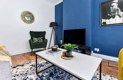 Forest Gate House | Warmth and Grace: Comfy Homestead for Large Groups