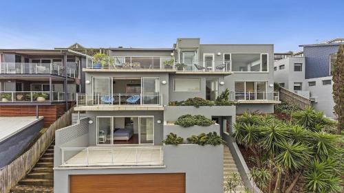 North Avoca House | Warralong - Stunning Views, Short Walk To North Avoca Beach