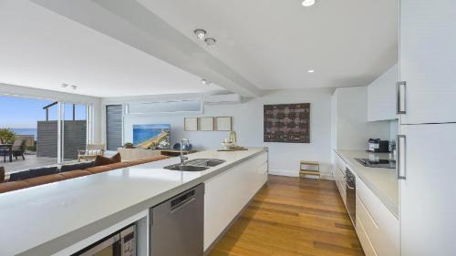 North Avoca House | Warralong - Stunning Views, Short Walk To North Avoca Beach