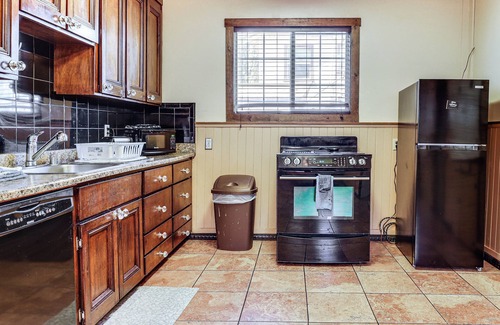 Clearlake Cottage | Watefront Getaway w/Mtn Views & Dock in Clearlake