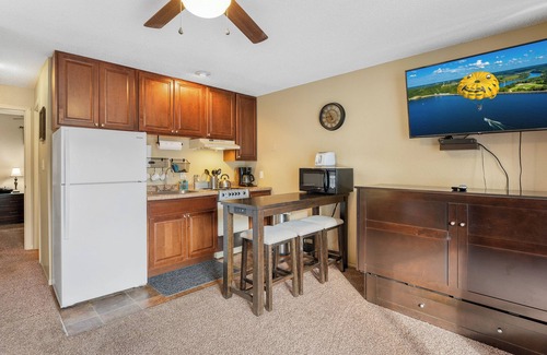 Osage Beach Condo | Water front Step free Pool Cable Roku Wifi Boat Slip, Trlr Prkg & small ramp