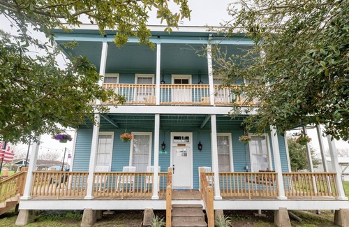 Galveston House | Water & Intercoastal Views|Volleyball Net|Fire Pit Grill|WiFi|Near Bolivar Lighthouse|Lots of Room!