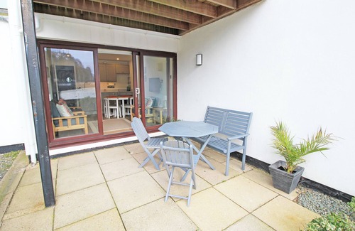 Borth-y-Gest Cottage | WATER'S EDGE, pet friendly, character holiday cottage in Porthmadog