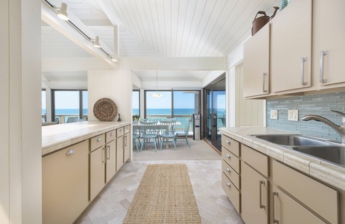 Covert House | Water's Edge- private beach- sleeps 14
