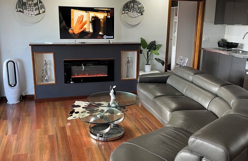 Avalon Beach House | Water view modern 2 bedrooms apartment in Palm Beach