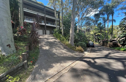 Avalon Beach House | Water view modern 2 bedrooms apartment in Palm Beach