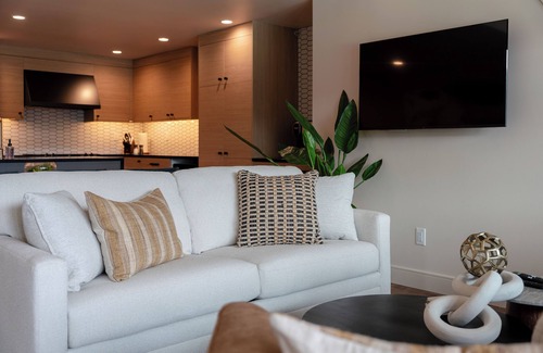Wapato Point Condo | Waterfont Luxury- Yacinde B3