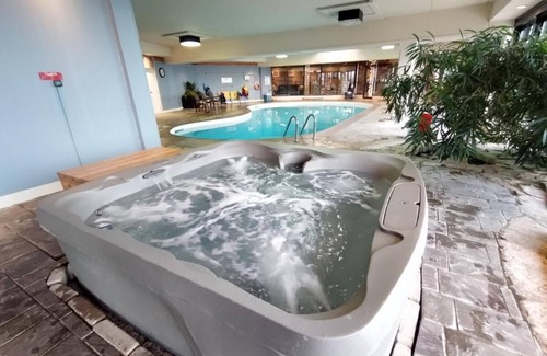 Thornbury Condo | Waterfront 2 bedroom condo- amazing views and across from sandy public beach