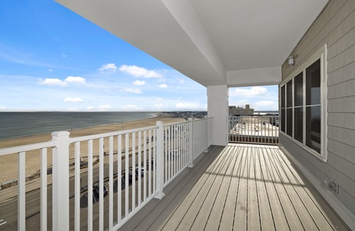 Hampton Condo | WATERFRONT 2BR Spacious Top Floor Condo!