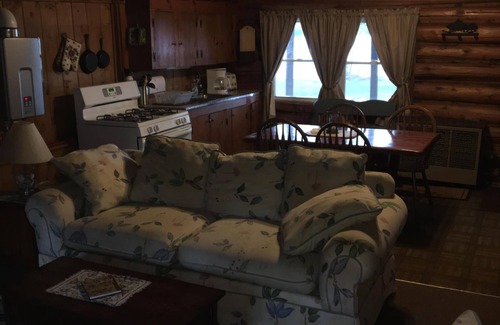 Pittsburg Cabin | Waterfront 4-Season Log Cabin (Moose Camp)