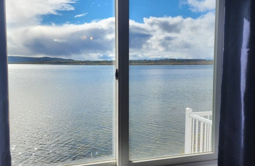 Arcadia House | Waterfront, AC, Newly Remodeled, Kayaks, 4 SUP, Rowboats
