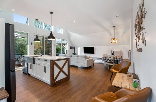 Sainte-Beatrix Ski Chalet | Waterfront ALUNA A-Frame | Spa | Sauna |