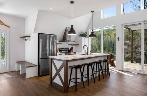 Sainte-Beatrix Ski Chalet | Waterfront ALUNA A-Frame | Spa | Sauna |