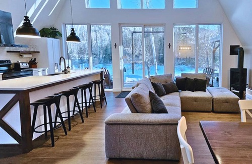 Sainte-Beatrix Ski Chalet | Waterfront ALUNA A-Frame | Spa | Sauna |