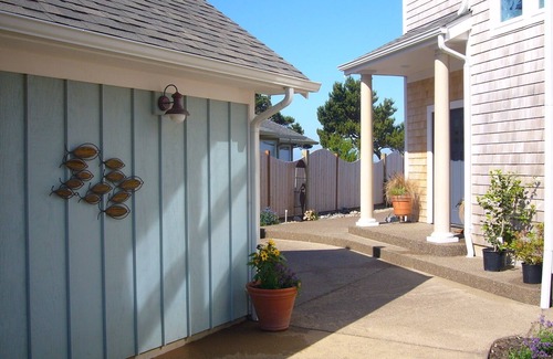 Lincoln City House | WATERFRONT BUNGALOW.VIEWS, VIEWS, VIEWS !