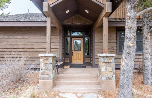 West Yellowstone House | Waterfront cabin on Hebgen Lake, near fishing/boating & Yellowstone