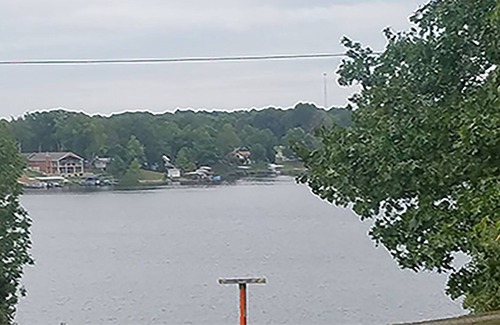 Goreville Cabin | Waterfront Cabin at Lake of Egypt