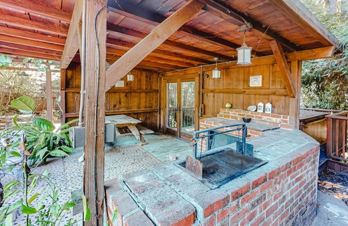 Guerneville Cabin | Waterfront cabin with private hot tub, beach access & river views - dog-friendly