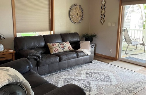 Potosi Cabin | Waterfront cabin with amazing views- Short drive to Dubuque,IA