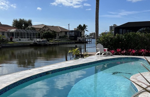 Connors House | ⭐️WATERFRONT-CANAL⭐️WALK TO BEACH🏖LARGE POOL 🌟BAYVIEW☀️GULF ACCESS☀️