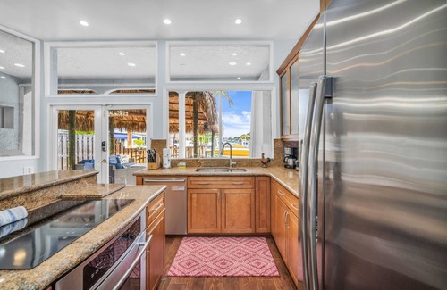 Snug Harbor House | Waterfront Charming 5min to Beach 3/2.5, BBQ, Pool