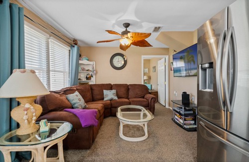 Weeki Wachee Gardens Cottage | Waterfront! Charming & Quaint Cottage
