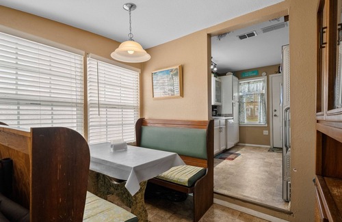 Weeki Wachee Gardens Cottage | Waterfront! Charming & Quaint Cottage