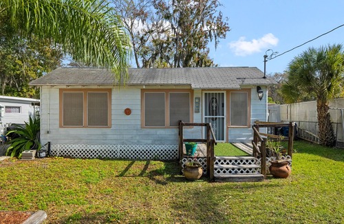 Weeki Wachee Gardens Cottage | Waterfront! Charming & Quaint Cottage