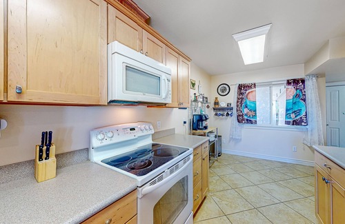 Polson Condo | Waterfront condo with dock access, WiFi, BBQ grill