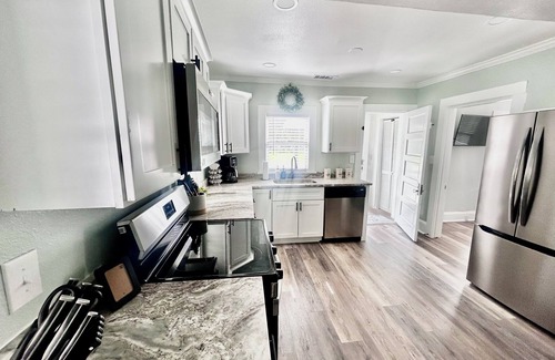 Weeki Wachee Gardens Cottage | Waterfront Cottage with private canal.Access to Weeki Wachee River.RV welcomed.
