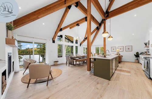 Lake of Bays Cottage | Waterfront Cottage, Water Trampoline, EV Charger, Fireplace, Dbl Kayak, Pet OK