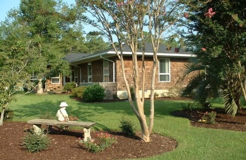 Newport Cottage | Waterfront Cottage w/Deep Water Dock-3BR/2BA