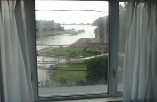 East Irondequoit House | Waterfront cottage w dockage, Central A/C on Irondequoit Bay in Rochester NY