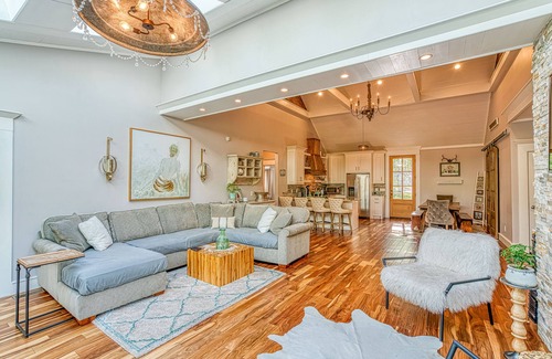 Counce House | Waterfront Home W/Dock, 5 Bedroom with Hot Tub! One mile from Aqua Yacht!